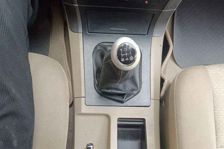 Used Haval H3 2010 Leading Edition 2.5 TCI Two-Wheel Drive Comfort Model Gear Lever