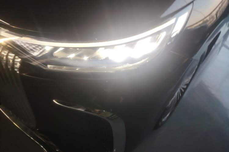 Used VOYAH Dream 2025 PHEV Four-Wheel-Drive Flagship Kunpeng Edition
