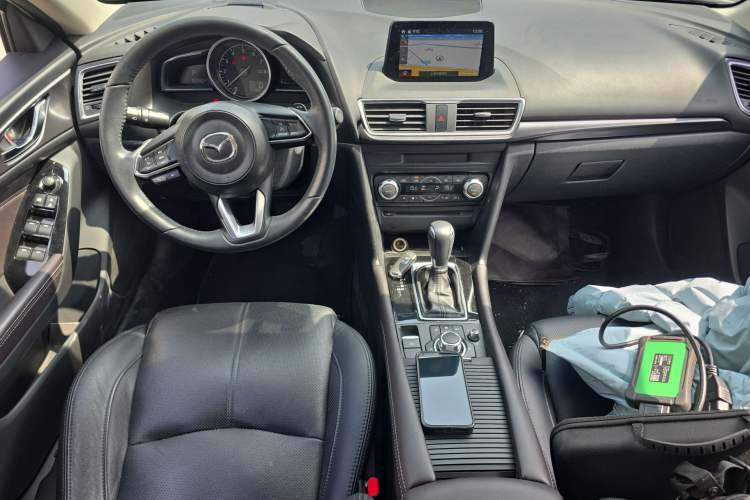 Used Mazda 3 Axela 2017 Hatchback 2.0L Automatic Sport Model China V Emission Standard Center Console