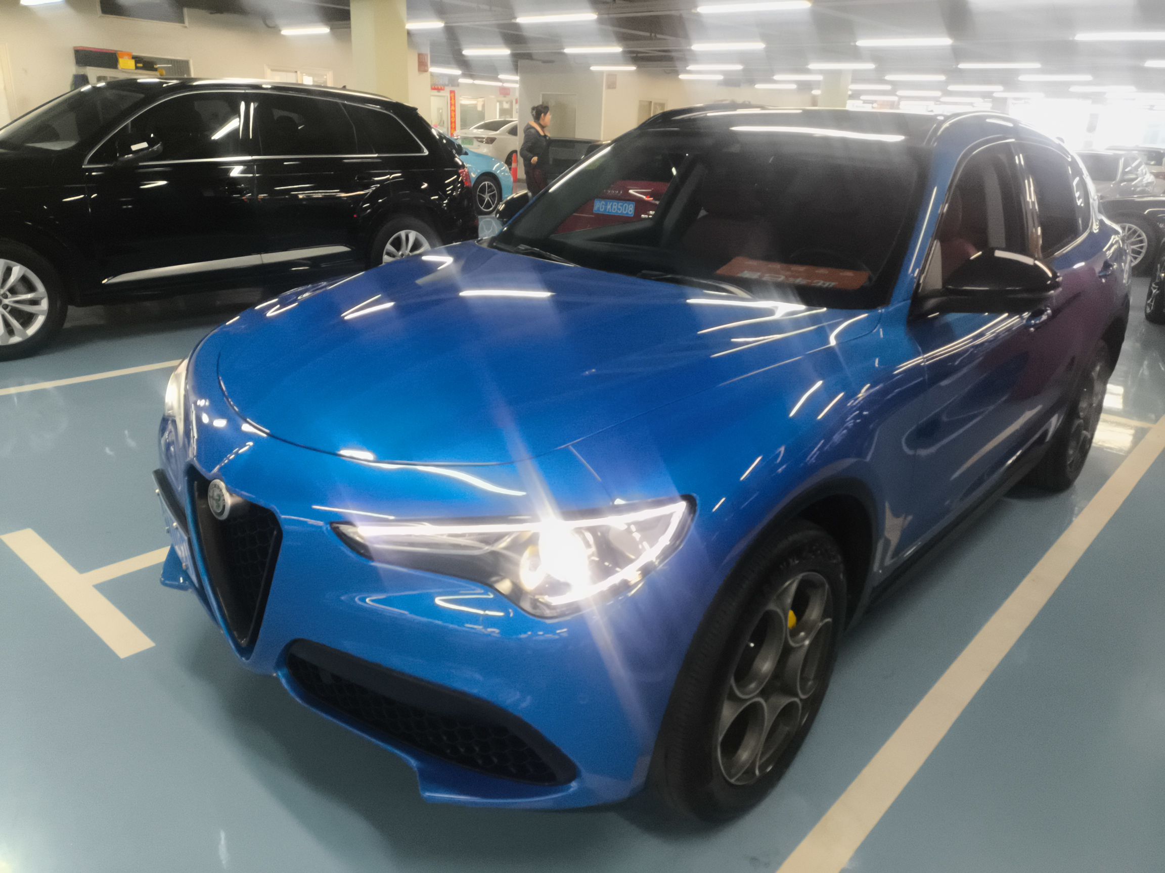 تحت مقدمة السيارة