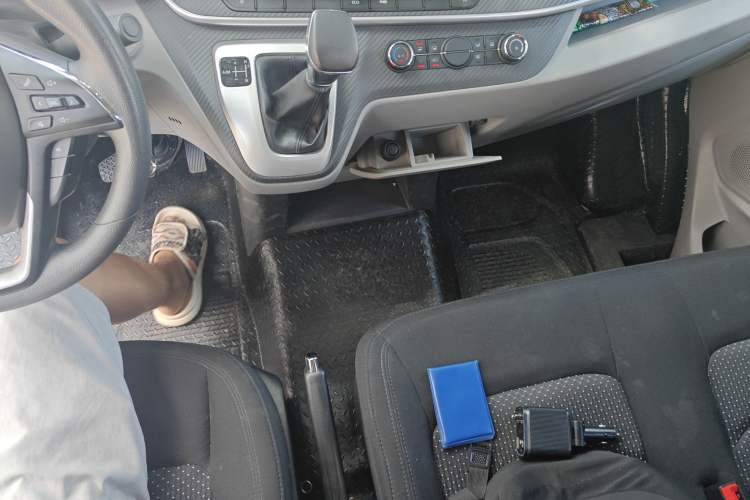 Used SAIC MAXUS Xintu V90 2022 2.0T AMT Yunjie Front-Wheel-Drive Short Wheelbase Mid-Roof Design with Single Rear Tire and 6 Seats