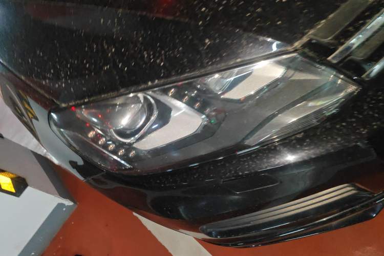 Used Volkswagen Touareg 2011 3.0 TSI High-End Version Right Front Headlight