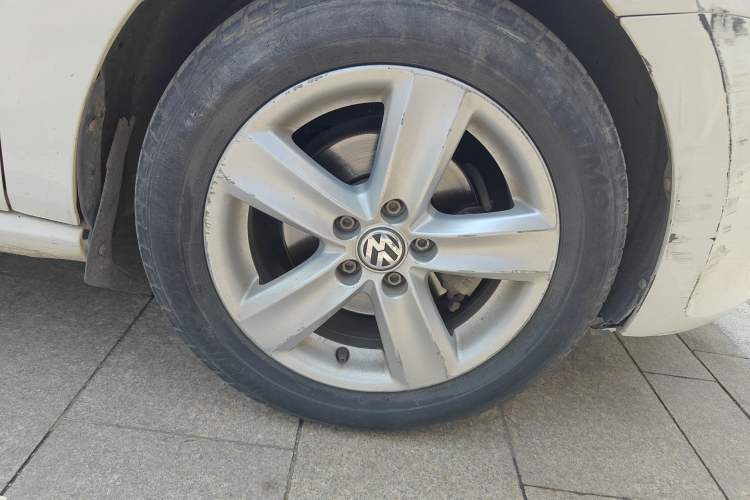 Used Volkswagen Polo 2011 1.6L Automatic ZhiShang Version Right Front Wheel Hub
