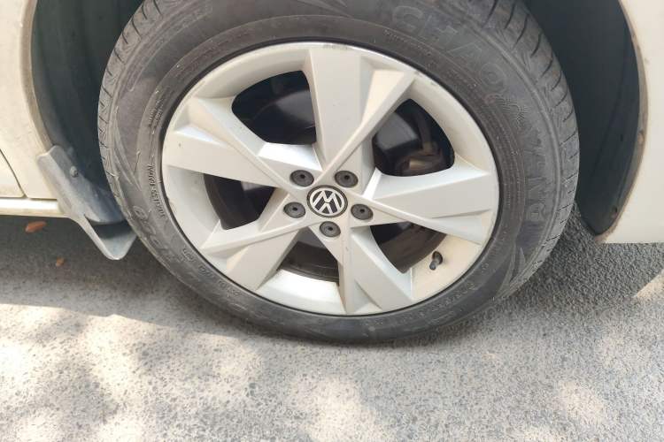 Used Volkswagen Bora 2014 1.6L Manual Comfort Model Right Front Wheel Hub