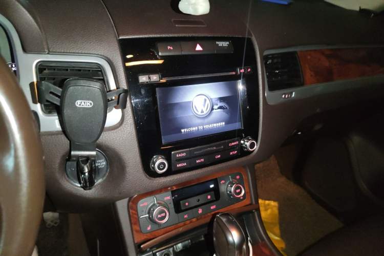 Used Volkswagen Touareg 2011 3.0 TSI Standard Version Audio And AC Panel