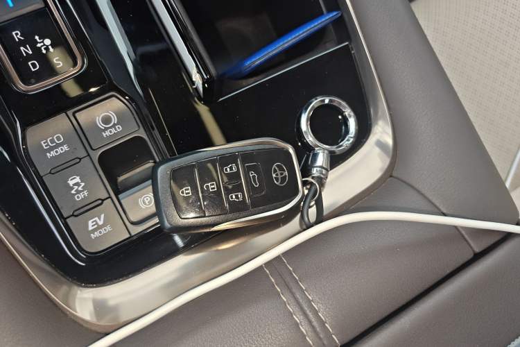 Used Toyota Alphard 2024 Dual-Engine 2.5L Deluxe Edition
