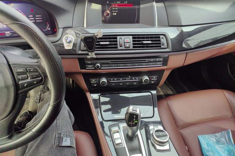 Used BMW 5 Series 2014 520i Elegant Edition Audio And AC Panel