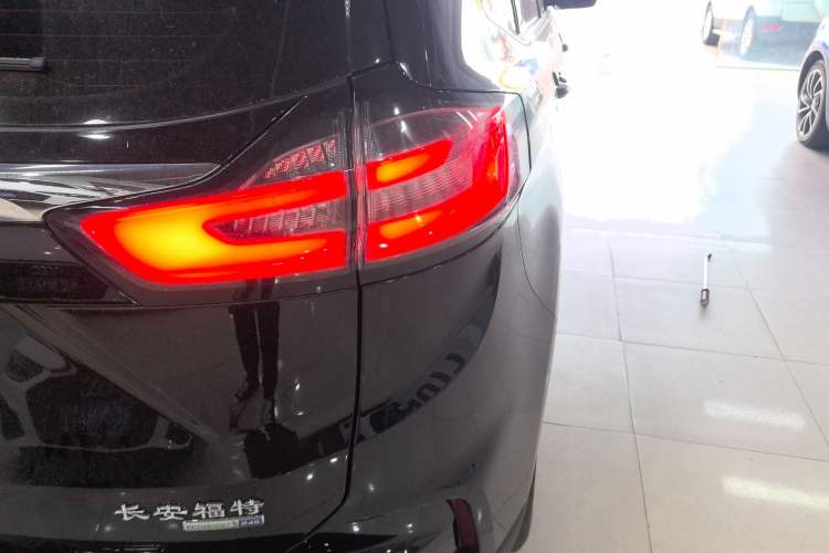 Used Ford Edge 2021 PLUS EcoBoost 245 Two-Wheel-Drive Platinum Edition 5 Seats
