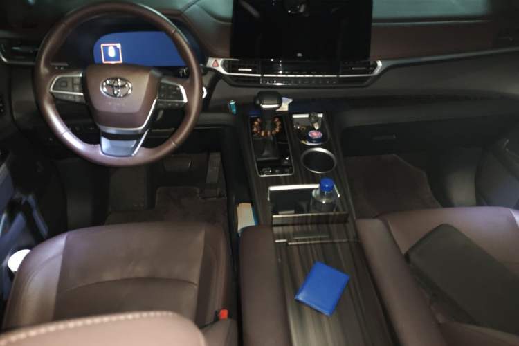 Used Toyota SIENNA 2021 2.5L Hybrid Platinum Edition Center Console