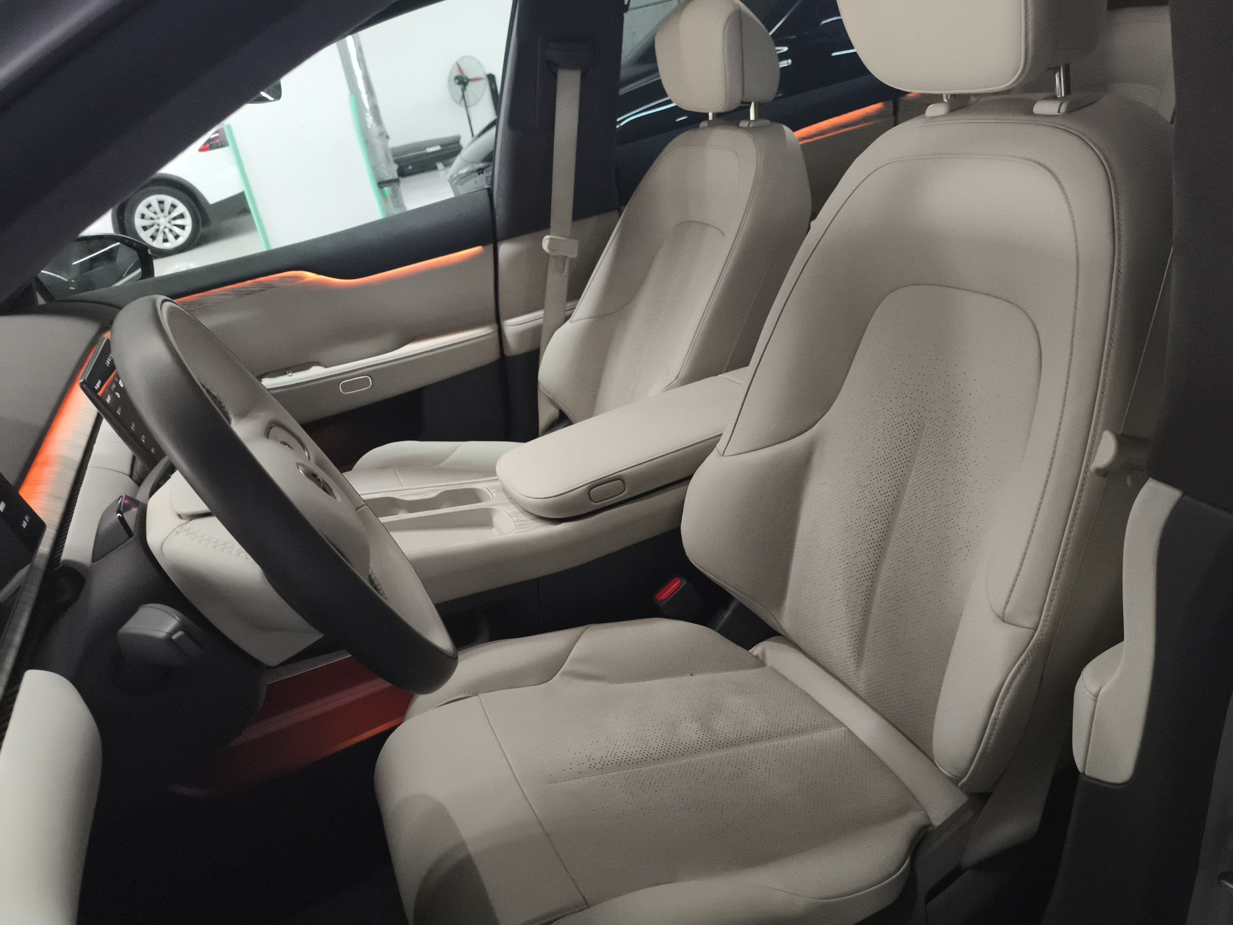 المقاعد الأمامية داخل السيارة