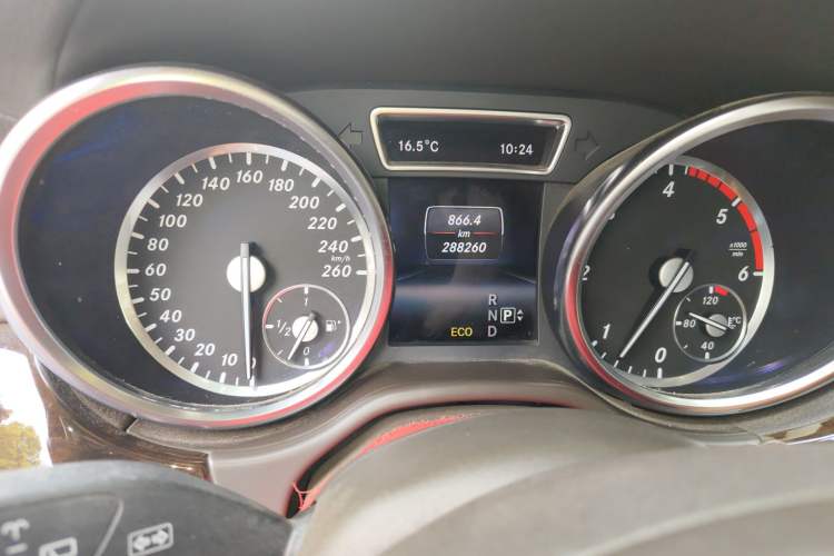 Used Mercedes-Benz GL-Class 2014 GL 350 CDI 4MATIC Odometer Close Up