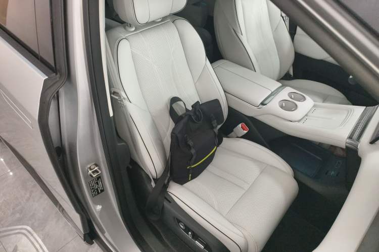 Used XPeng X9 2025 650 Long-Range Max Right Front Seat