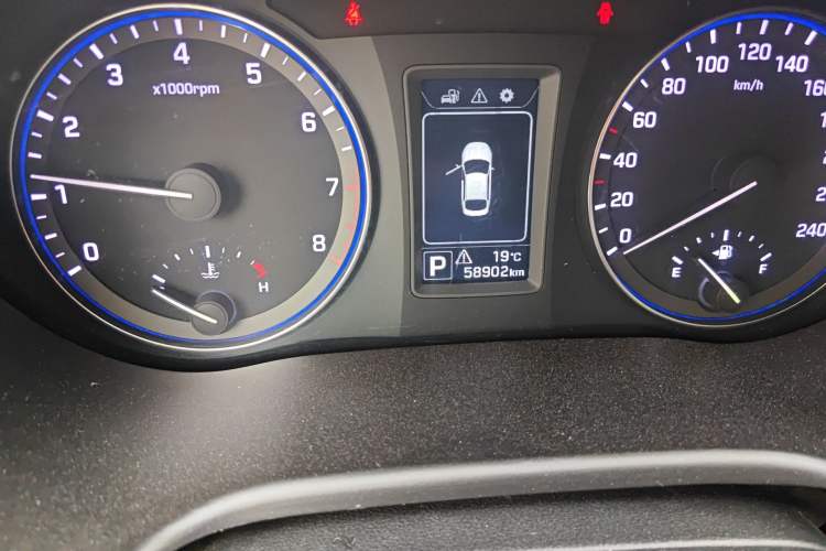 Used Hyundai Mistra 2014 1.8L Automatic Smart GLS Odometer Close Up