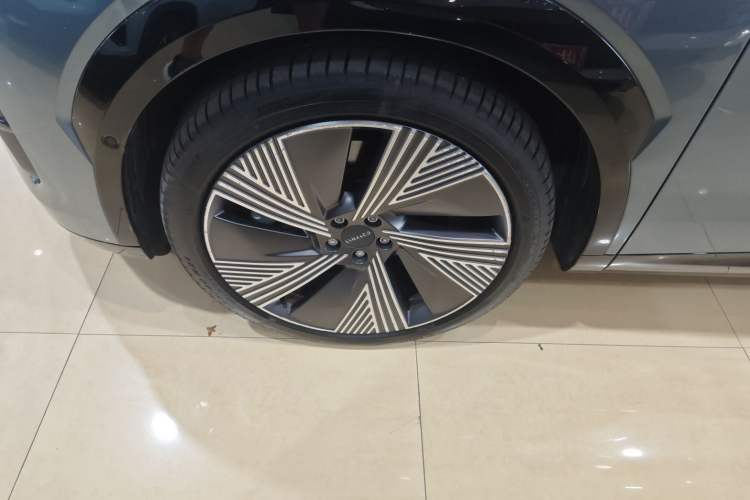 Used Lynk & Co 08 EM-P 2025 220 km All-Wheel-Drive Performance Halo