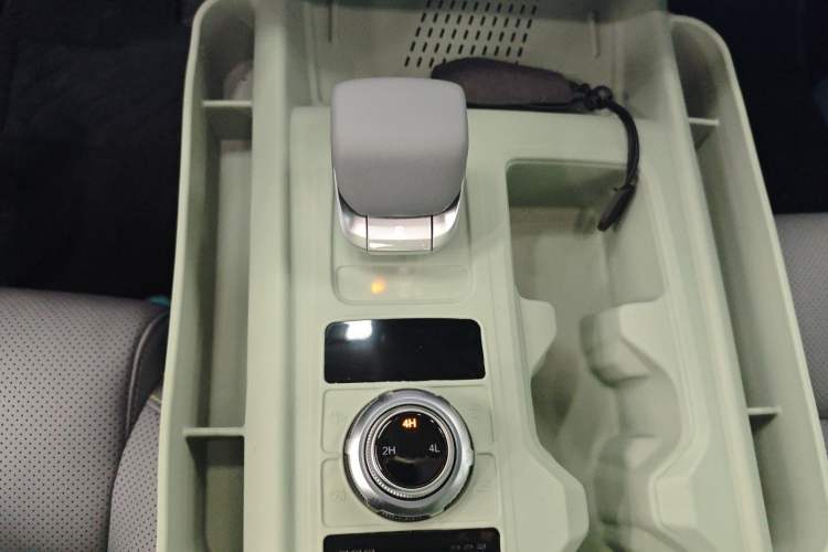 Used BAIC Off-Road BJ40 2024 2.0T All-New Urban Hunter Edition Chivalrous Style Gear Lever