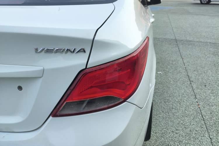Used Hyundai Verna (older generation) 2014 1.4L Automatic Smart GLS Right Rear Taillight