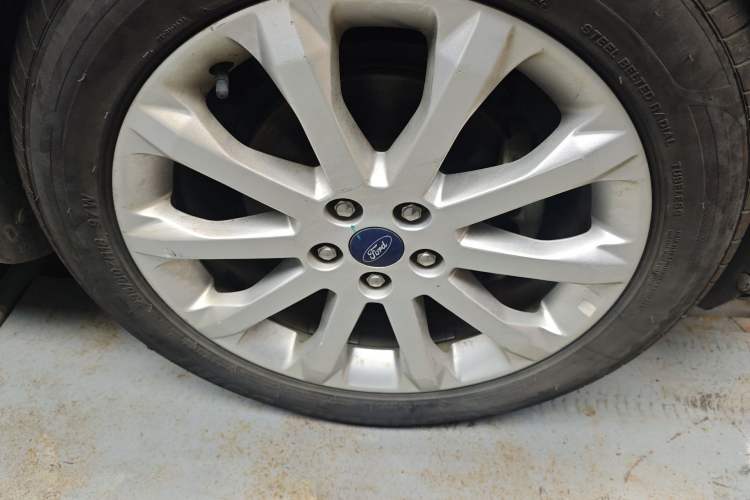 Used Ford Kuga 2015 1.5L GTDi Two-Wheel-Drive Comfort Model Right Front Wheel Hub