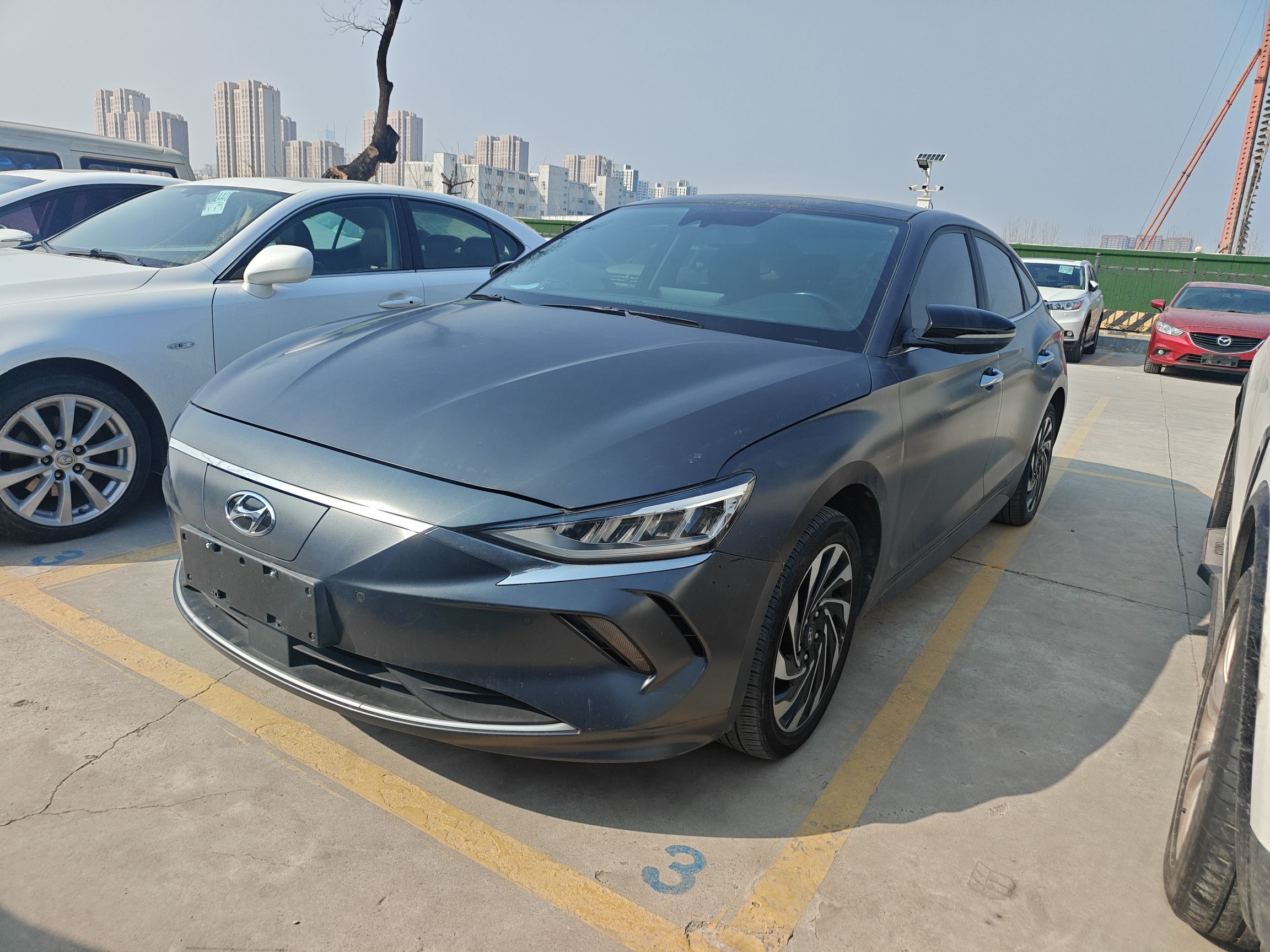 Под передней частью автомобиля