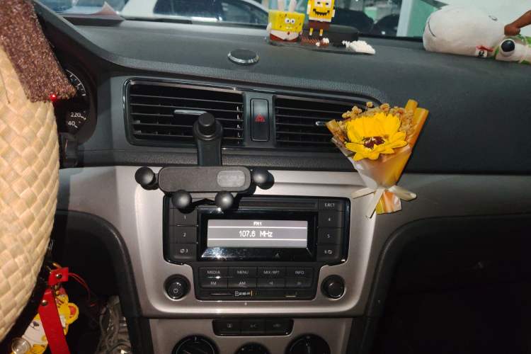 Used Volkswagen Gran Lavida 2013 1.6L Manual Fashion Model Audio And AC Panel