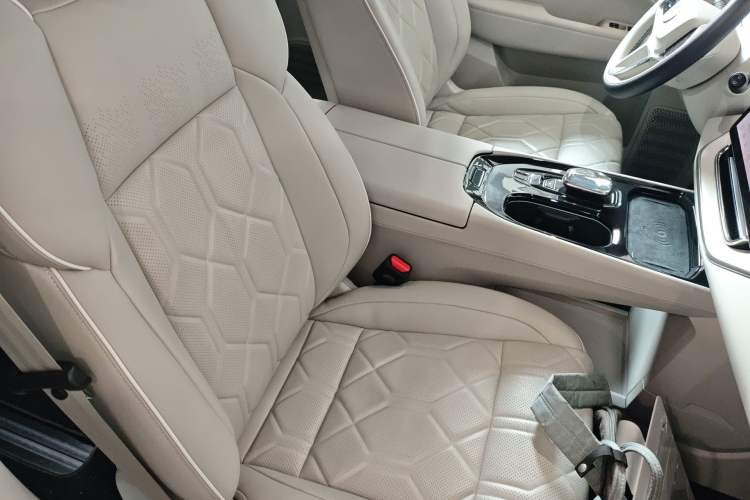 Used Volvo EM90 2025 Ultra Six-Seater