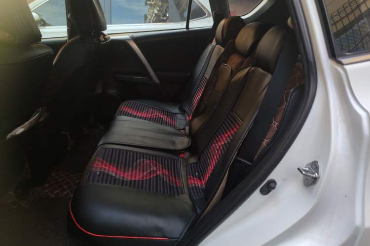 Used Toyota RAV4 2016 2.0L CVT Two-Wheel Drive Fashion Edition China V Standard Left Rear Seat