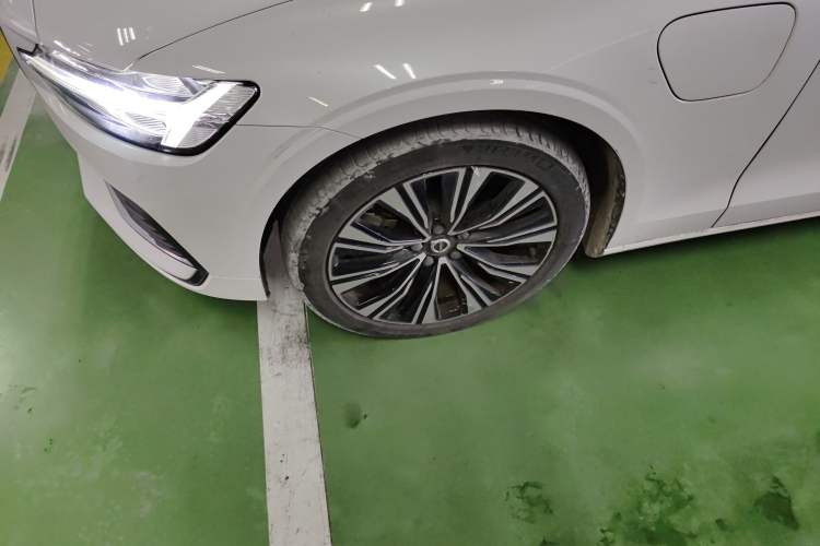 Used Volvo S60 New Energy 2023 T8 All-Wheel Drive Long-Range Zhiyi Luxury Edition Left Front Wheel Hub