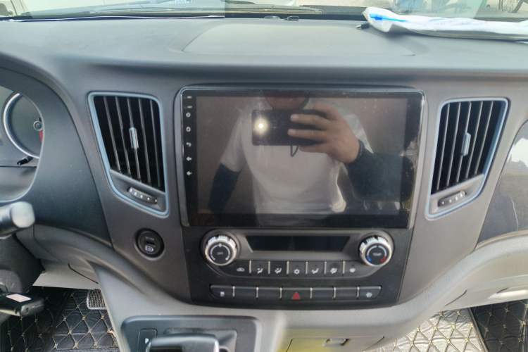 Used Foton Toano 2023 2.0T Automatic Jixiang Multi-Function Long-Wheelbase Mid-Height Rear Single Tire – Available in 6/7/9-Seater Configurations Audio And AC Panel