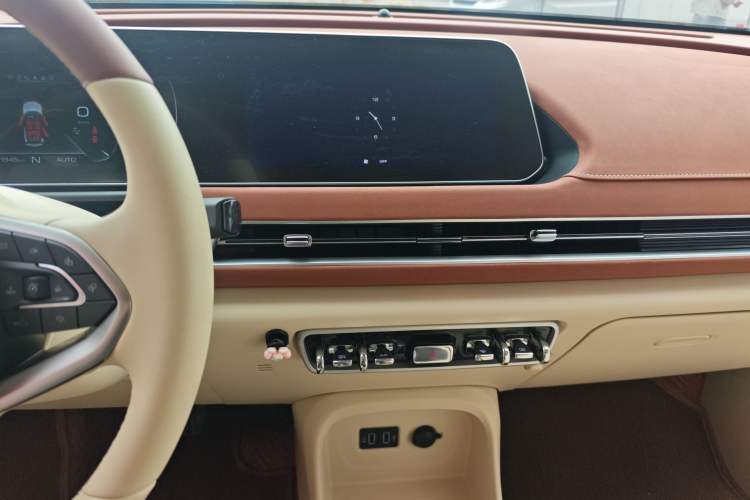 Used ORA Good Cat 2021 400km Standard Range Athena Edition Lithium-Ion Battery Audio And AC Panel