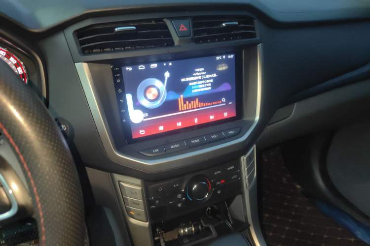 Used SAIC MAXUS T60 2019 2.0T Gasoline Automatic Transmission Two-Wheel Drive High Ground Clearance Comfort Edition Standard Cabin China VI Emmission Standards
