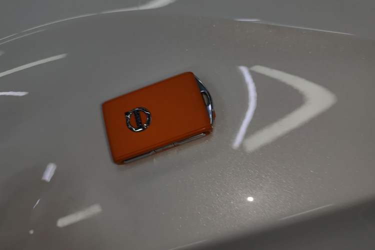 Used Volvo XC60 New Energy 2025 Plug-in Hybrid Long-Range All-Wheel Drive Smart Luxury Edition
