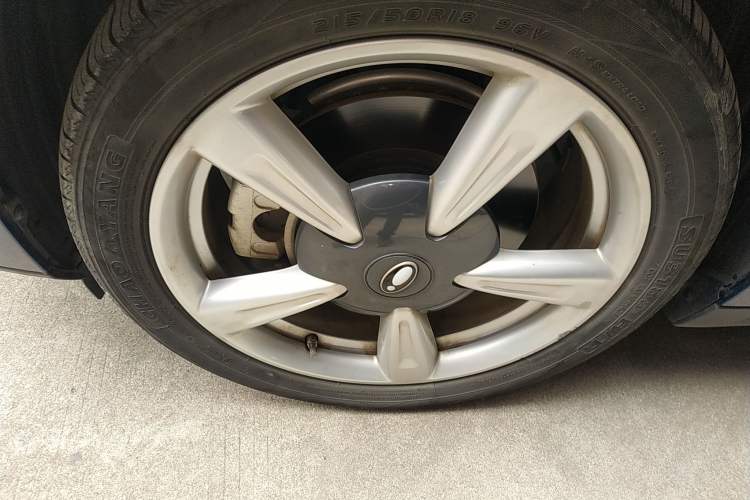 Used ORA Good Cat 2023 401 km Standard Range Premium Version Lithium Iron Phosphate Left Front Wheel Hub