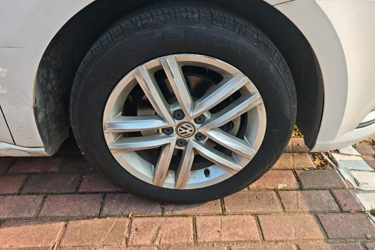 Used Volkswagen Gran Lavida 2017 180TSI DSG Comfort Edition Right Front Wheel Hub