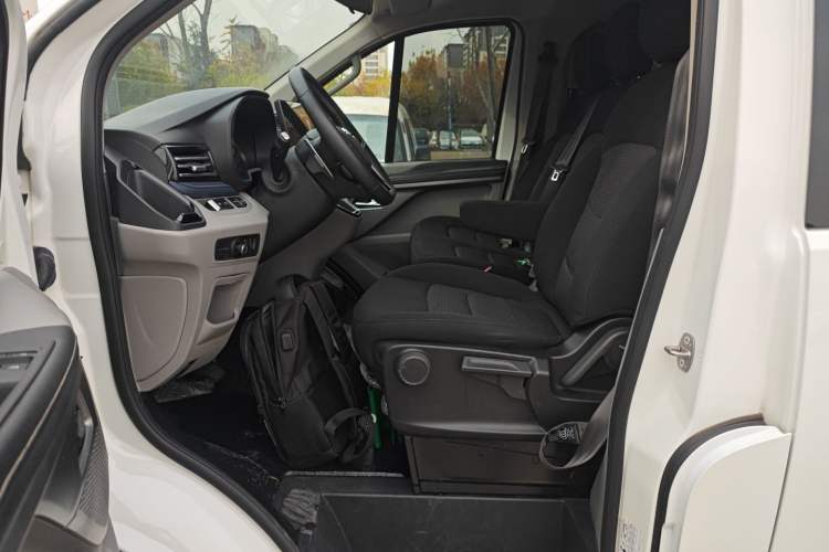 Used SAIC MAXUS Xintu V70 2023 2.0T Elite Edition Automatic Short Wheelbase Low Roof – 5/6 Seats