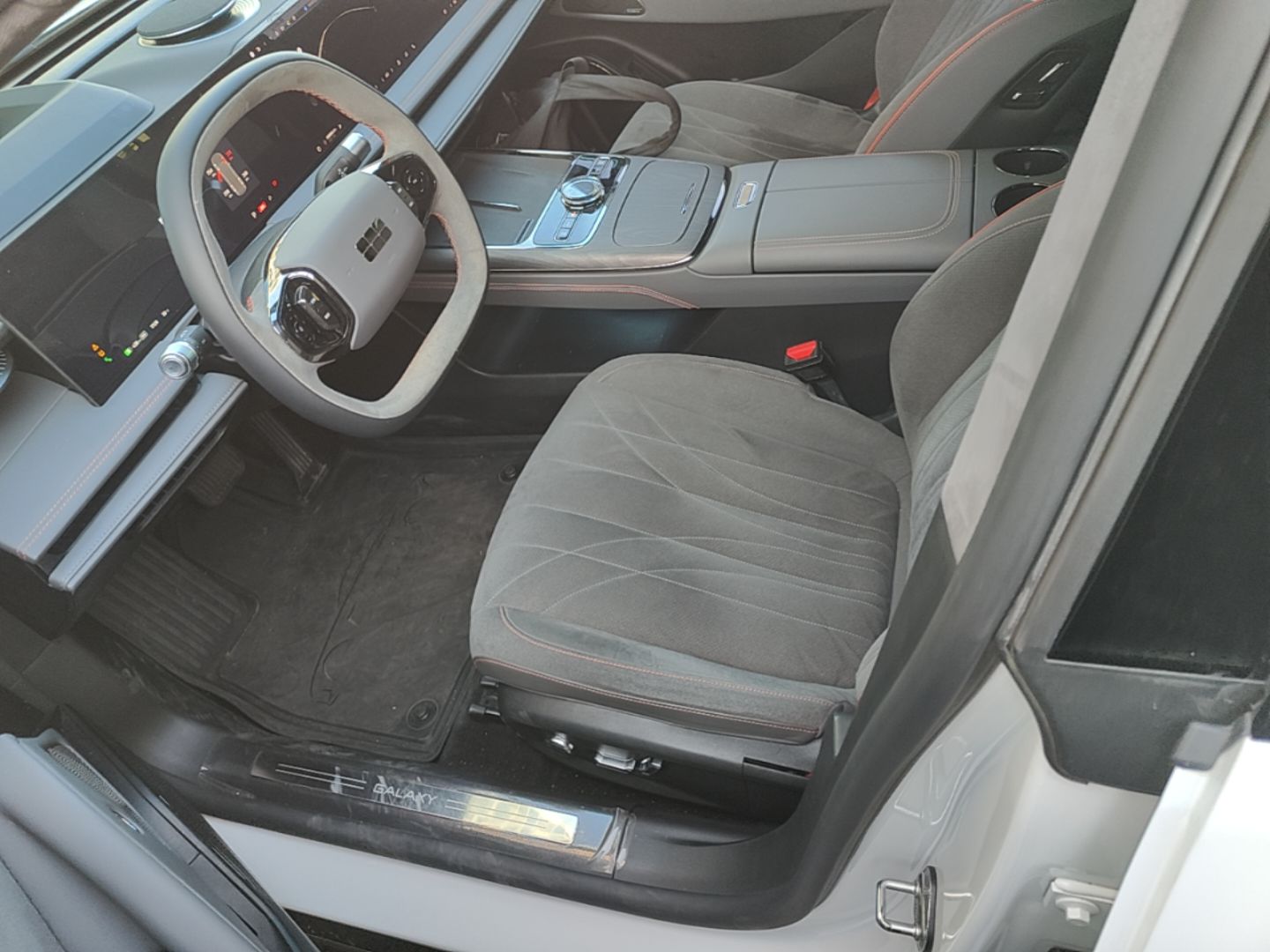 Geely Galaxy E8 2025 620 km All-Wheel Drive Starship LiDAR-Enabled Intelligent Driving Version — снимка 17