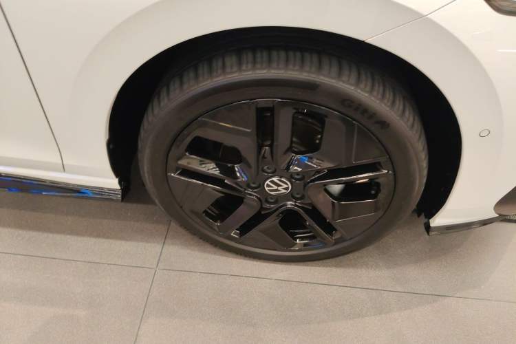 Used Volkswagen Golf 2025 300TSI R-Line Right Front Wheel Hub