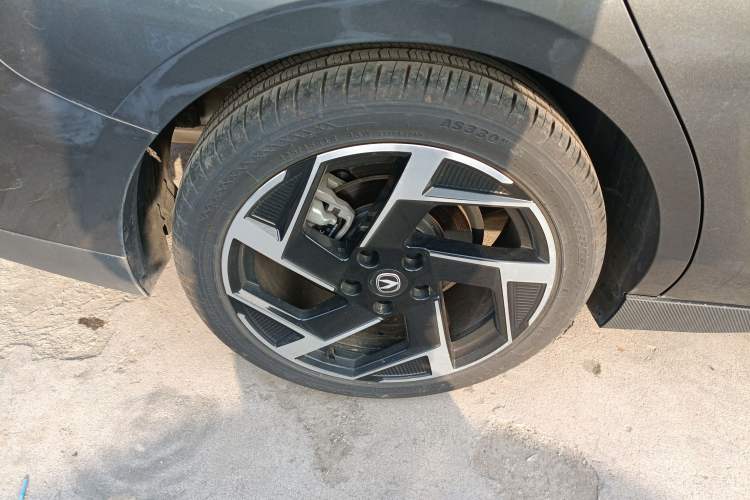 Used CHANGAN Eado DD 2023 Blue Whale NE 1.5T GDI DCT Flagship Model Right Rear Wheel Hub