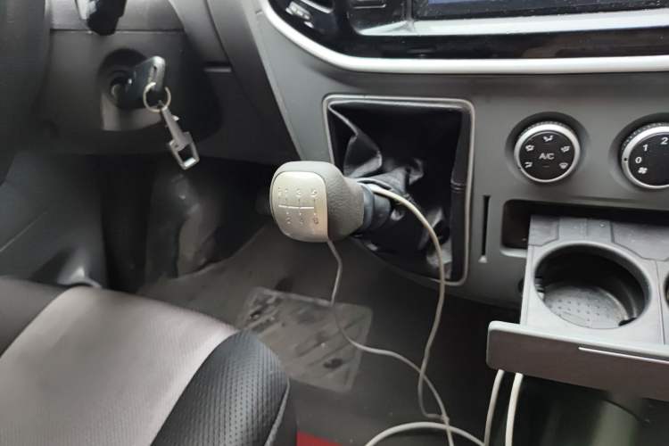 Used SAIC MAXUS Xintu V80 2019 2.5T Classic Model 6-Speed Manual Aotong Long Wheelbase Mid-Height 7-Seater
