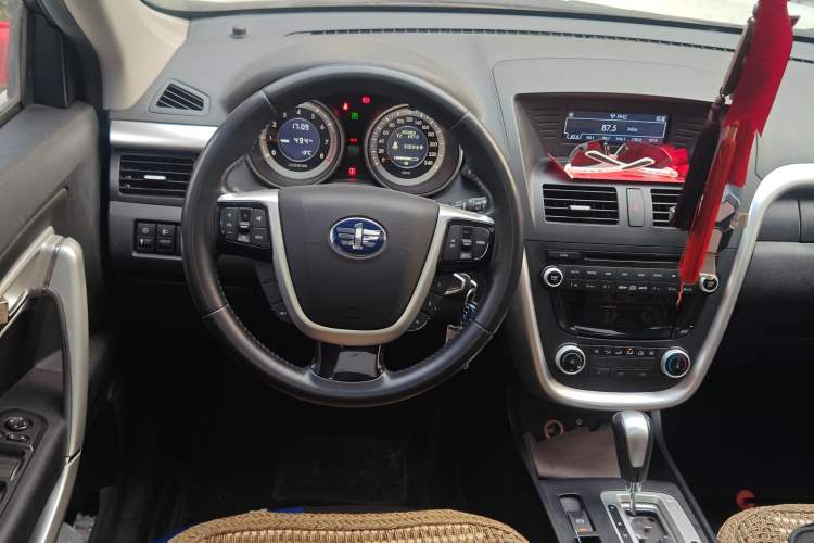 Used Bestune X80 2013 2.0L automatic comfort version
