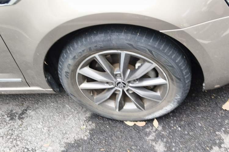 Used Skoda Octavia 2020 1.5L Automatic SmartDrive Luxury Edition Right Front Wheel Hub