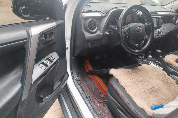 Used Toyota RAV4 2016 2.0L CVT Two-Wheel Drive Fashion Edition China V Standard