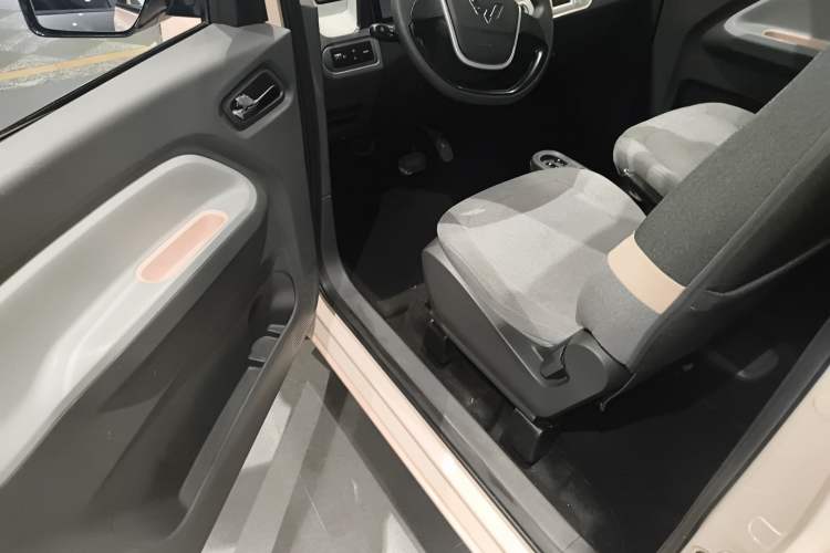 Used Wuling Hongguang MINIEV 2022 Macaron Premium Model – Lithium Ternary Battery Driver Seat