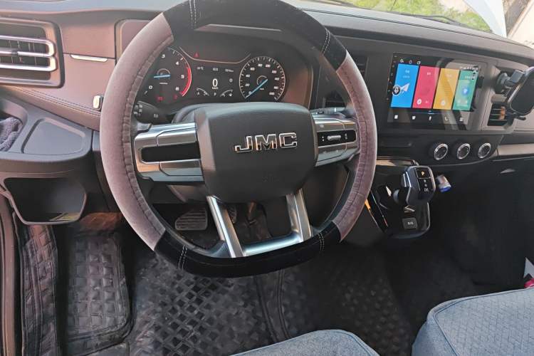 Used JMC Fushun 2023 2.0T Automatic Short-Wheelbase Low-Roof Commercial Van 2/3 Seats with Dual-Opening Tailgate Steering Wheel