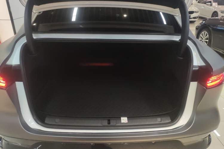 Used VOYAH PASSION 2024 PHEV Four-Wheel Drive Ultra-Long Range Executive Edition Trunk