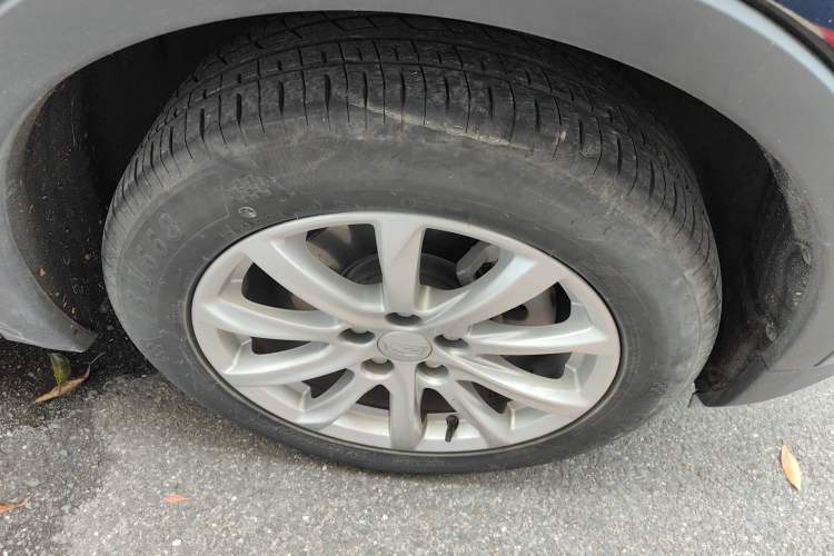 Used Cadillac XT4 2021 28T Two-Wheel Drive Tech Edition Right Front Wheel Hub