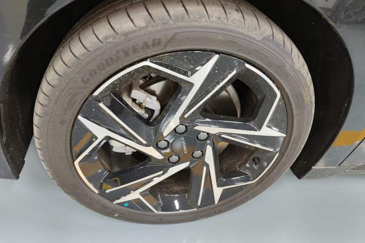 Used Lynk & Co 07 2024 EM-P 126 Long-Range Halo Exterior 4