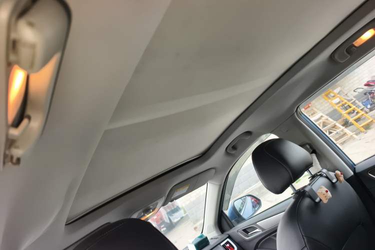 Used Roewe RX5 2016 20T Two-Wheel Drive Automatic Internet Smart Edition Headliner