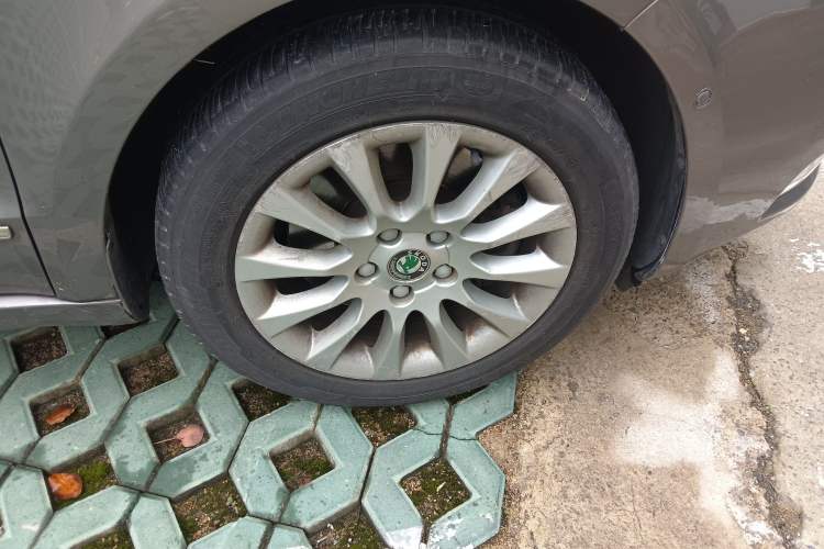 Used Skoda Superb 2009 1.8TSI Automatic Luxury Edition Right Front Wheel Hub