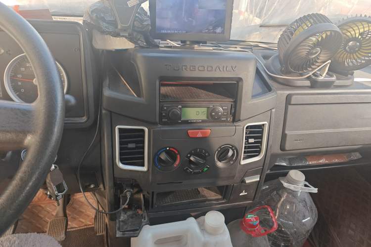 Used Iveco Daily 2021 2.5T A35 M1 Passenger Van 5-9 Seater Short Wheelbase Mid-Roof Design Single Tire Manual Doors Audio And AC Panel