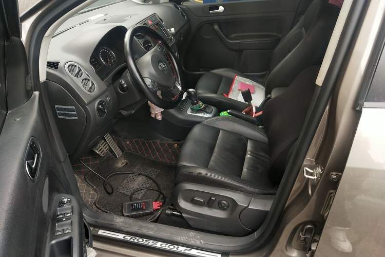 Used Volkswagen Golf 2011 1.4TSI Cross Golf Left Front Seat