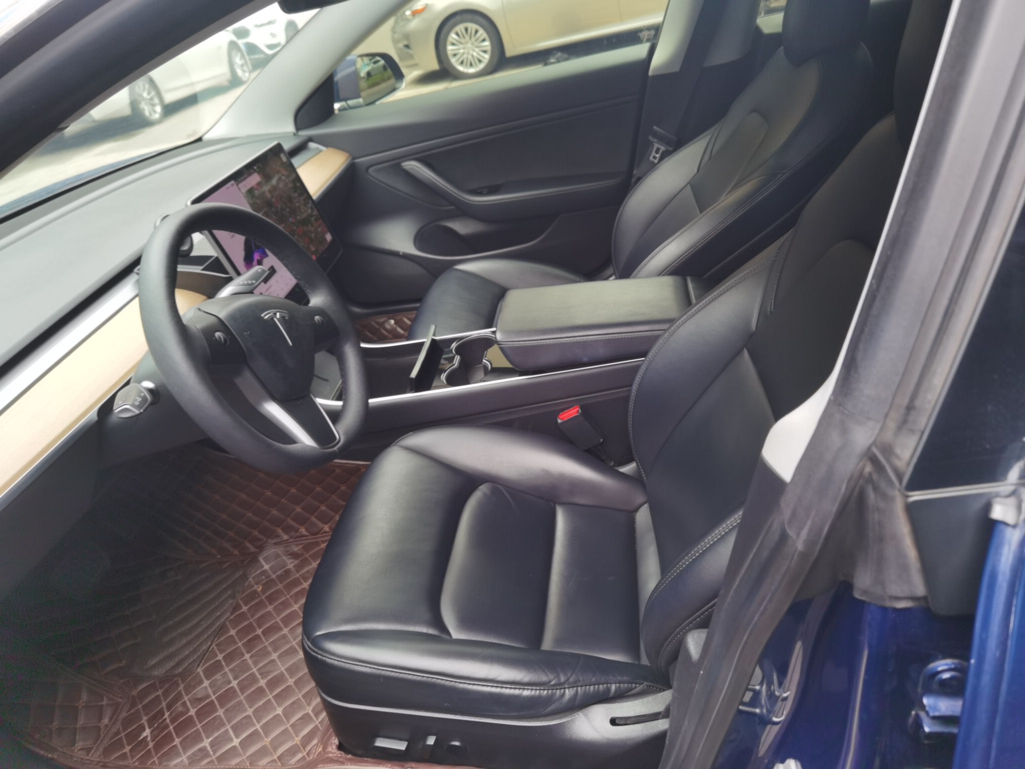 Переднее сиденье в автомобиле